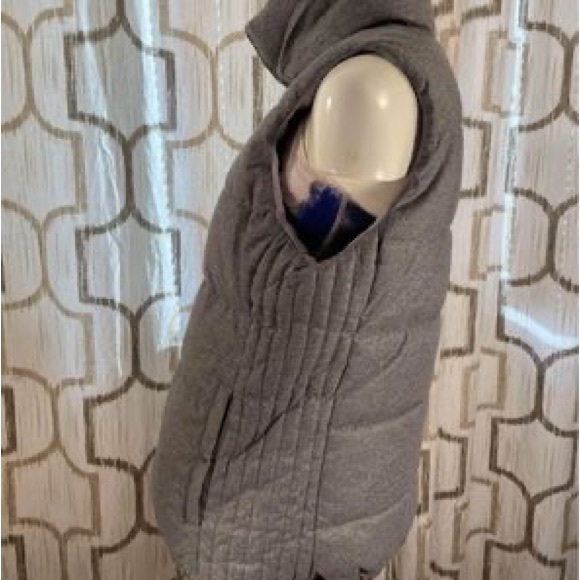 Women’s medium Old Navy fleece lined puffer vest (gray) - Picture 4 of 9